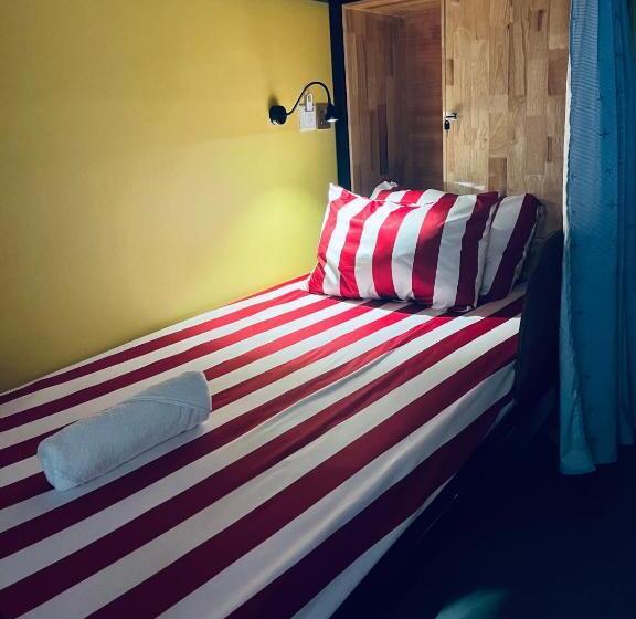 공동 객실, Por Chey