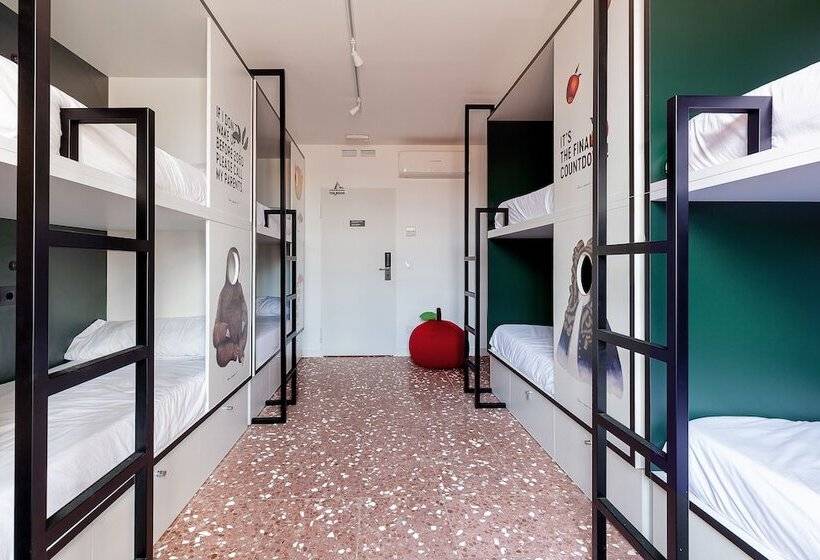 تختخواب در اتاق مشترک, 2060 The Newton Hostel