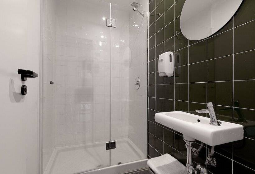 اتاق استاندارد سه نفره, 2060 The Newton Hostel