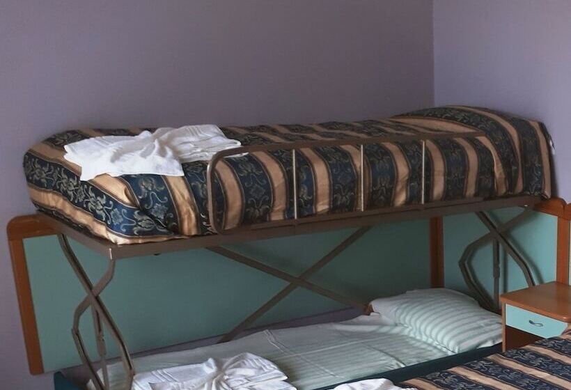 带阳台标准四人间, Bahamas