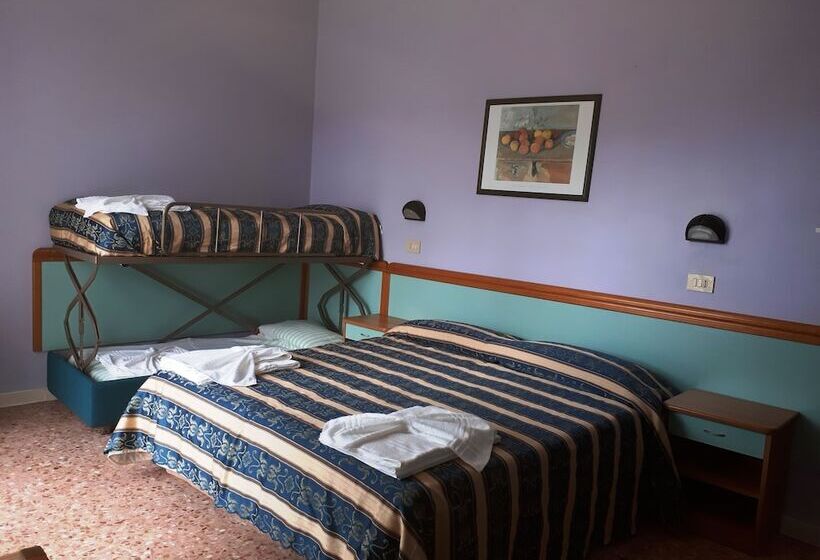 带阳台标准四人间, Bahamas