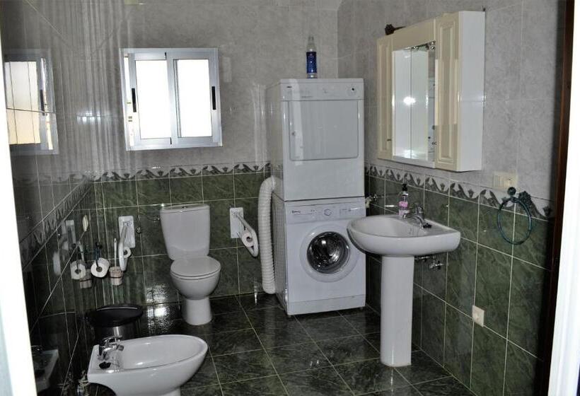 חדר סטנדרט מותאם לאדם עם מוגבלויות, Hostal La Encina