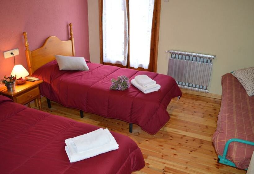 חדר סטנדרט לשלושה, Hostal Pas De La Pera