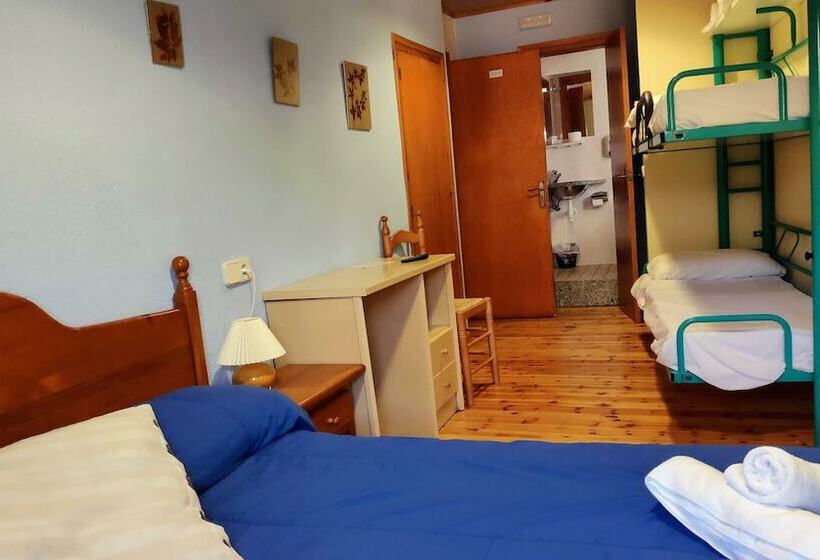 חדר סטנדרט לארבעה, Hostal Pas De La Pera