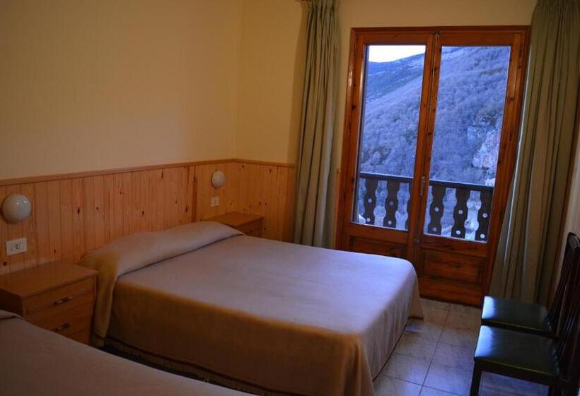 غرفة قياسية ثلاثية, Hostal La Neu