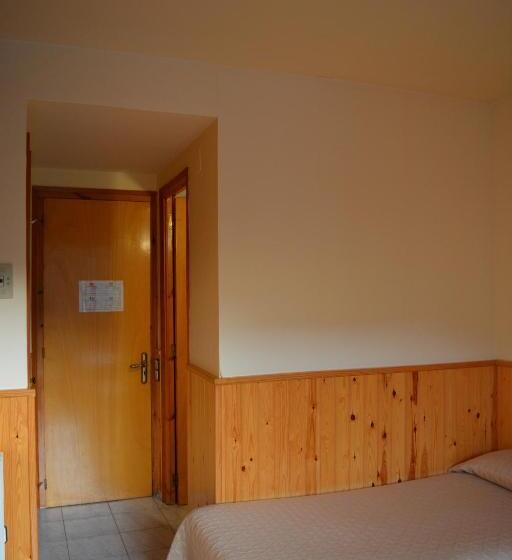 Номер Стандарт Трехместный, Hostal La Neu