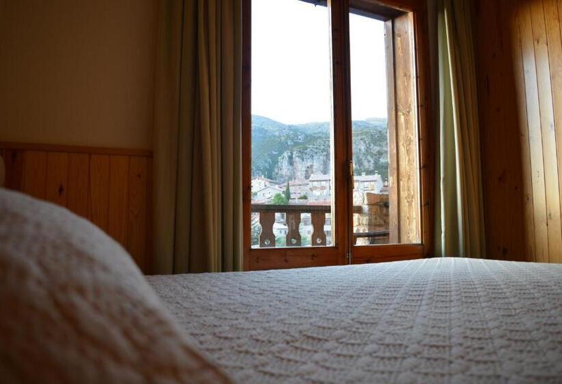 غرفة قياسية ثلاثية, Hostal La Neu