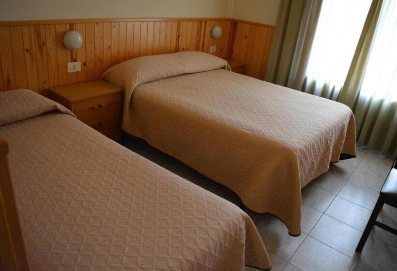 Номер Стандарт Трехместный, Hostal La Neu