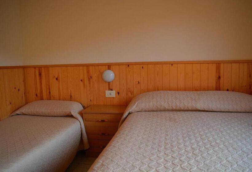 غرفة قياسية ثلاثية, Hostal La Neu