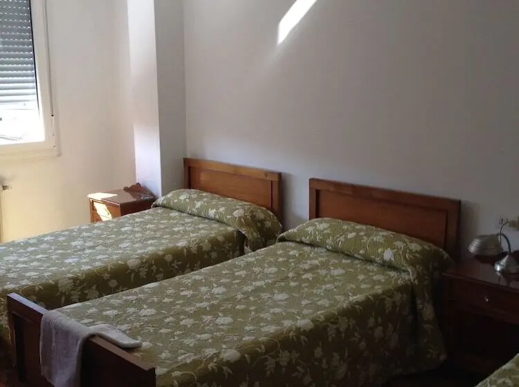 バスルーム共有のトリプルスタンダード, Hostal Costa Azul