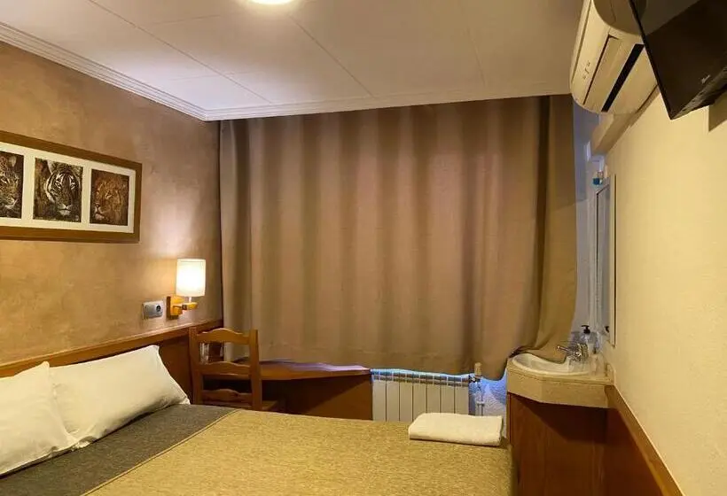 バス共有のスタンダードルーム, Hostal Galicia Cardedeu