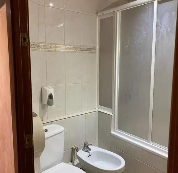 バス共有のスタンダードルーム, Hostal Galicia Cardedeu