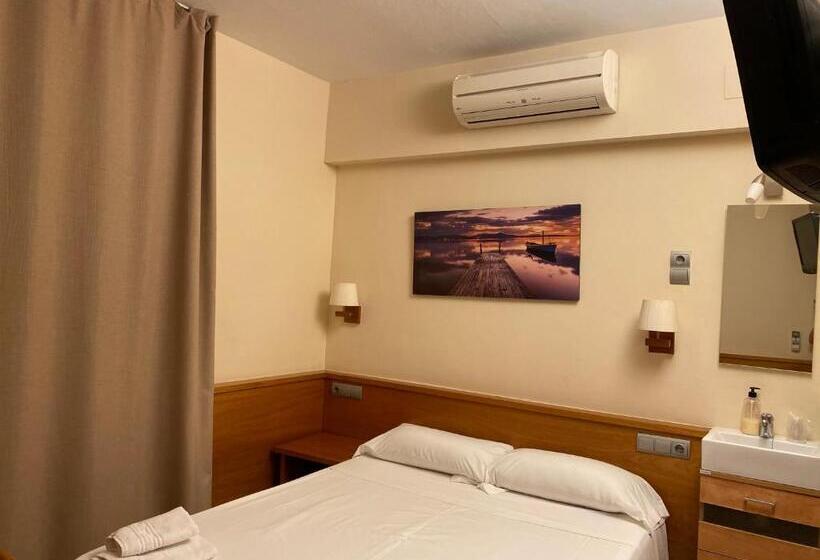 Номер Стандарт Совместная Ванная, Hostal Galicia Cardedeu