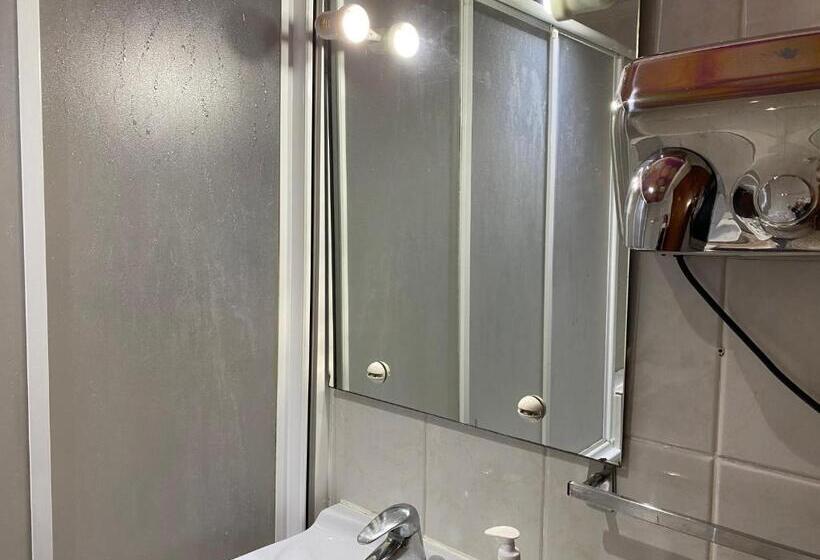 标准单人间共用浴室, Hostal Galicia Cardedeu