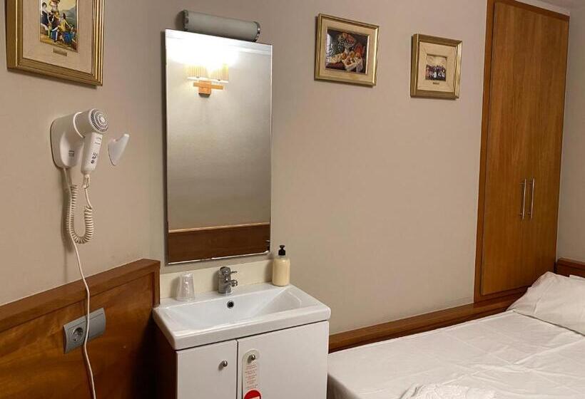标准单人间共用浴室, Hostal Galicia Cardedeu