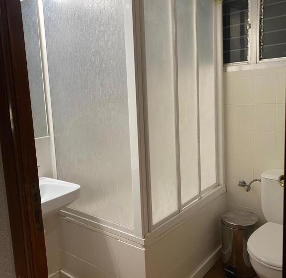 Семейный Номер Совместный Санузел, Hostal Galicia Cardedeu