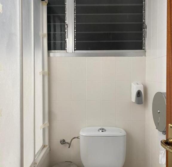 家庭房间共用浴室, Hostal Galicia Cardedeu