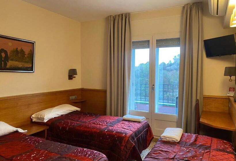 Семейный Номер Совместный Санузел, Hostal Galicia Cardedeu