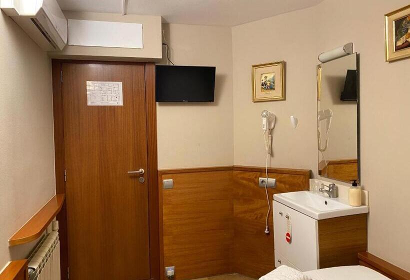 家庭房间共用浴室, Hostal Galicia Cardedeu