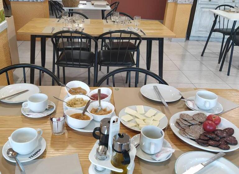 패밀리 룸, Fonda Toldra