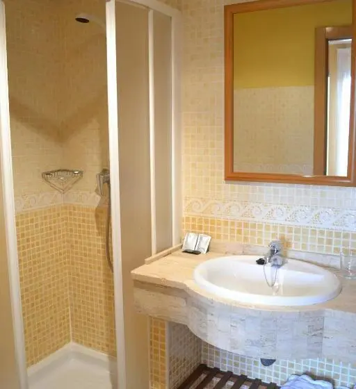 اتاق استاندارد سه تخته با بالکن, Hostal Quevedo