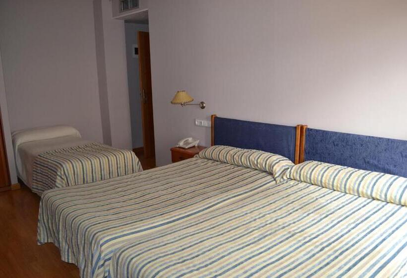 חדר סטנדרט לשלושה עם מרפסת, Hostal Quevedo