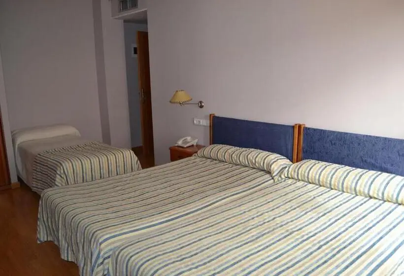 اتاق استاندارد سه تخته با بالکن, Hostal Quevedo