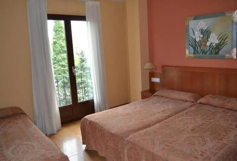 اتاق استاندارد سه تخته با بالکن, Hostal Quevedo