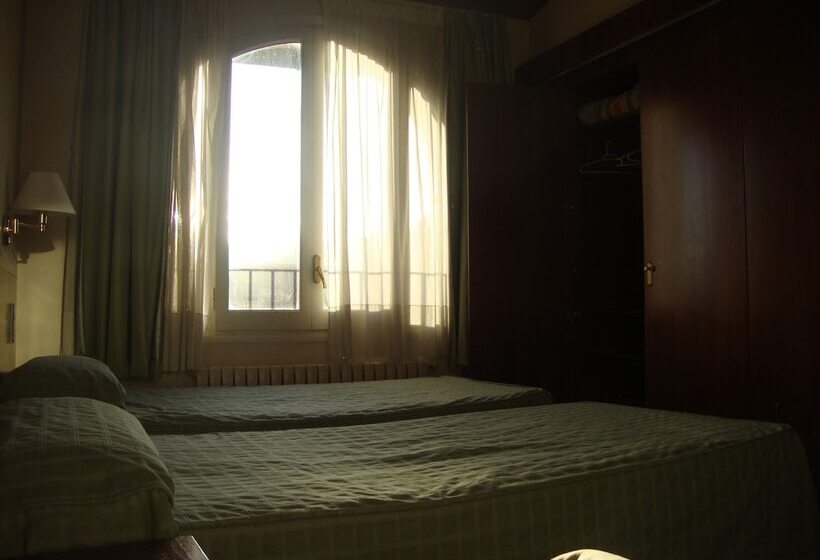 Номер Стандарт Трехместный, Hostal Victor