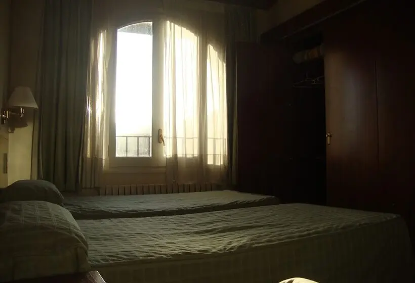 スタンダードトリプルルーム, Hostal Victor