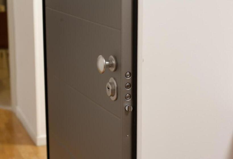 חדר קומפורט לשלושה, Mariohome