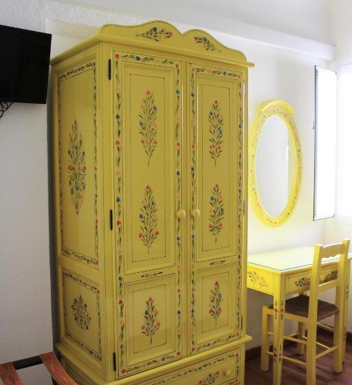 اتاق استاندارد با سرویس بهداشتی مشترک, Mont  Sobro House Rooms I