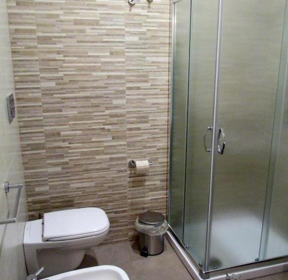 اتاق استاندارد سه نفره, A Due Passi Dal Mare