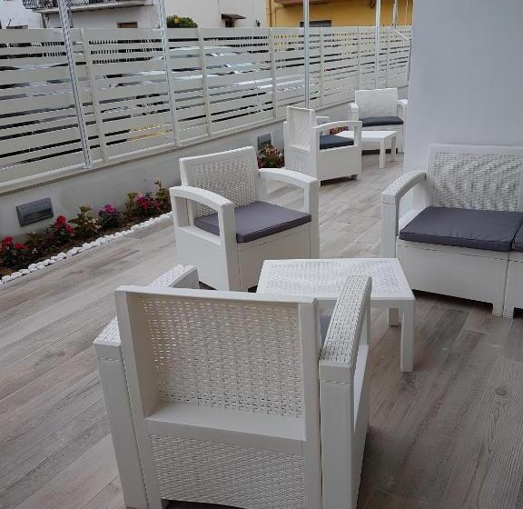 اتاق استاندارد سه نفره, A Due Passi Dal Mare