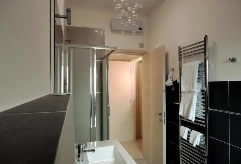 デラックスルーム, The Flat 233