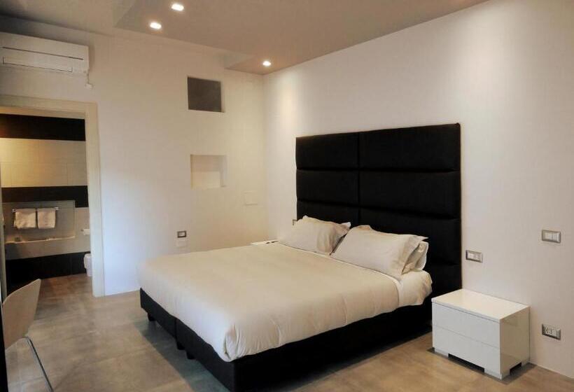 行政三人间, The Flat 233