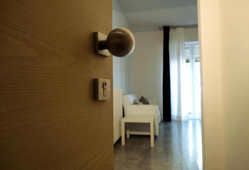 行政三人间, The Flat 233