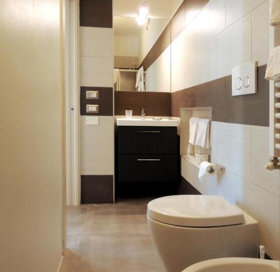 行政三人间, The Flat 233