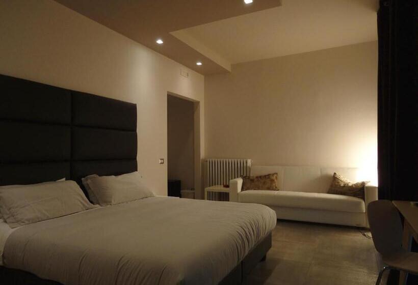 行政三人间, The Flat 233