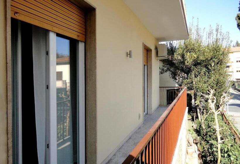 家庭套房, The Flat 233