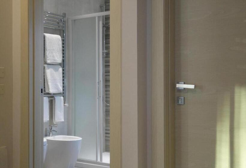 家庭套房, The Flat 233