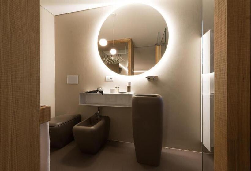 سوئیت با تخت بزرگ, Locanda Black And White Sondrio