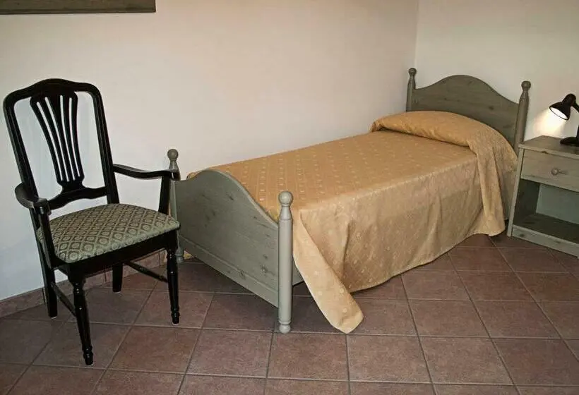 Standard Yhden Hengen Invahuone, Casa Luis