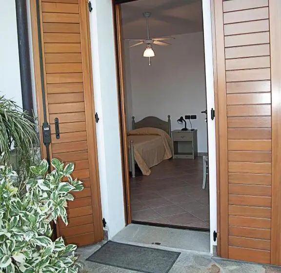 Standard Yhden Hengen Invahuone, Casa Luis