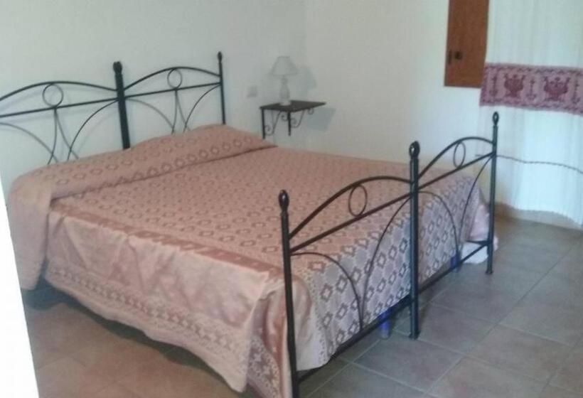 غرفة ديلوكس مطلّة علي الحديقة, Agriturismo Santu Marcialis