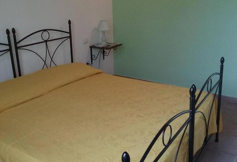 غرفة ديلوكس مطلّة علي الحديقة, Agriturismo Santu Marcialis