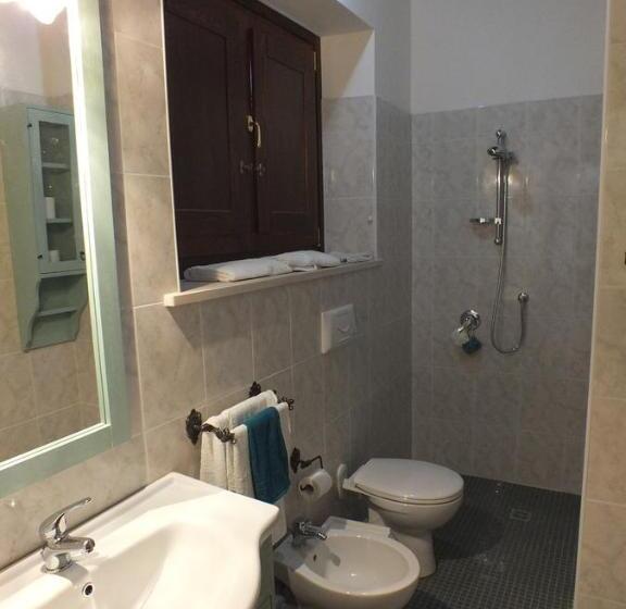 جناح, La Cascina Della Vachina