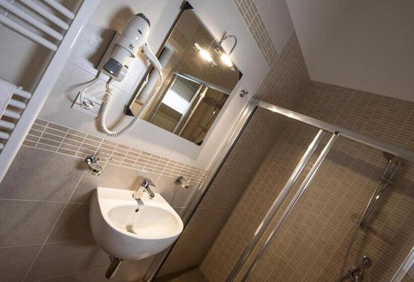 غرفة قياسية, Golden House