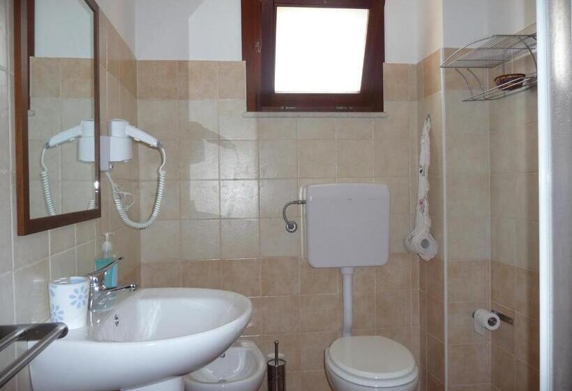 اتاق ساده سه‌ نفره, Agrilao