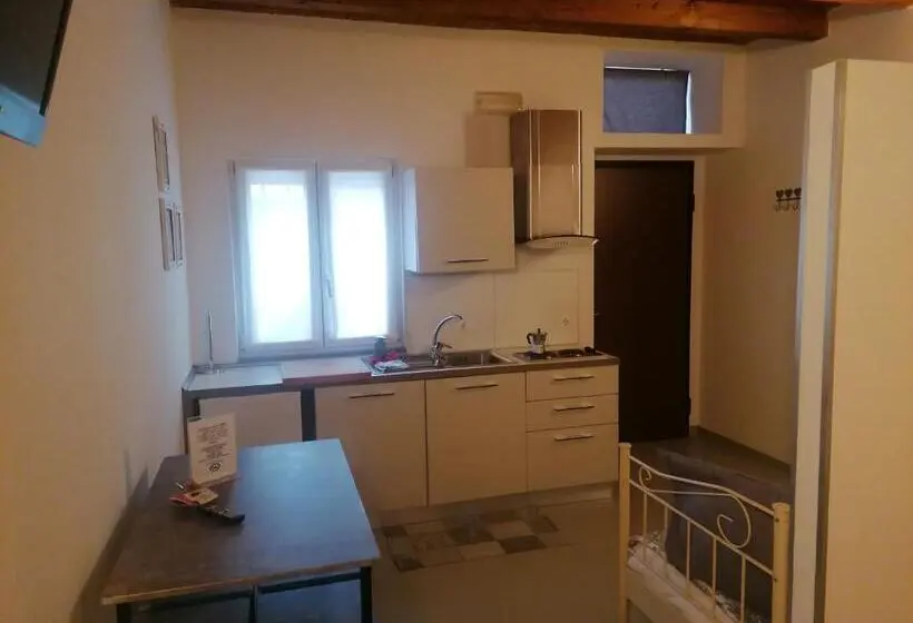استودیوی استاندارد, A New Guesthouse